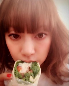 石川セリの差し入れを食べる大貫亜美（出典：https://www.instagram.com/ami_onuki）
