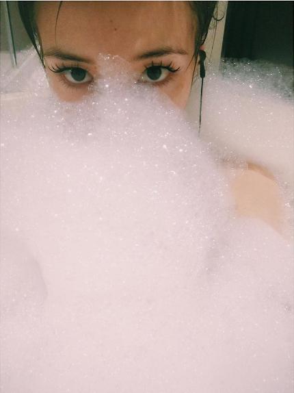 バブルのお風呂を楽しむ仲里依紗（出典：https://www.instagram.com/riisa1018naka）