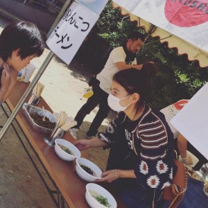 熊本で炊き出しするスザンヌ（出典：https://www.instagram.com/suzanneeee1028）