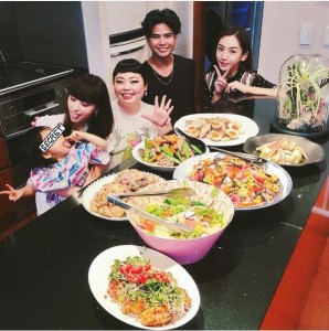 鈴木えみのホームパーティーで料理を前にする渡辺直美ら（出典：https://www.instagram.com/emisuzuki_official）