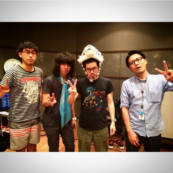 バンドTシャツを着るハマ・オカモト：右から2人目（出典：https://www.instagram.com/hama_okamoto）