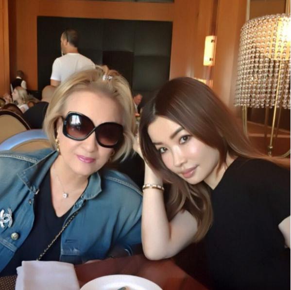 平子理沙（右）と母親（出典：https://www.instagram.com/risa_hirako）