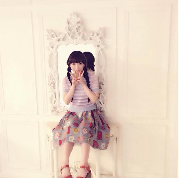 鏡の前に座る堀江由衣（出典：https://www.instagram.com/yuihorie_official）