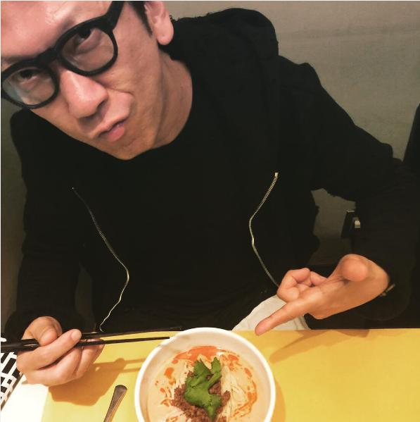 担々麺を食べる布袋寅泰（出典：https://www.instagram.com/hotei_official）