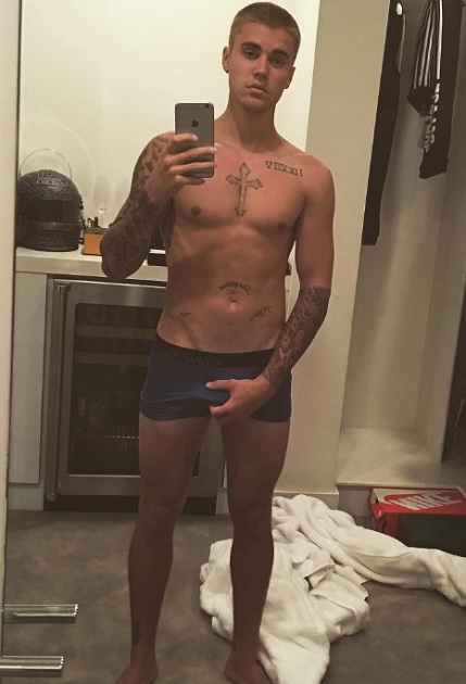 ジャスティンが股間を…（出典：https://www.instagram.com/justinbieber）