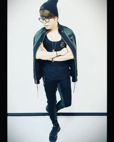 服を着た西川貴教（出典：https://www.instagram.com/abingdonboysschoool）