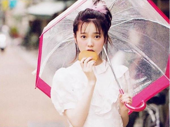 雨傘をさすぱるる（出典：https://www.instagram.com/harukashimazaki_official）