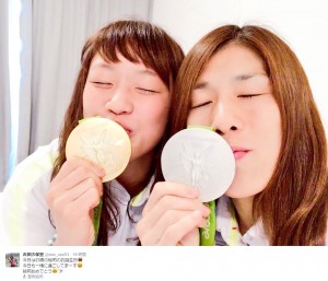 「銀メダル、けっこう好き」という吉田沙保里選手（右）（出典：https://twitter.com/sao_sao53）