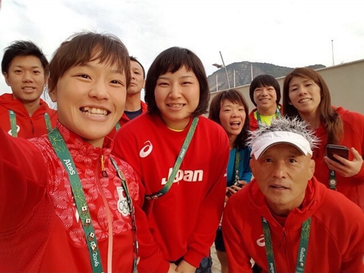 （前列左から）登坂絵莉選手と土性沙羅選手（出典：https://www.instagram.com/sara.dosho）