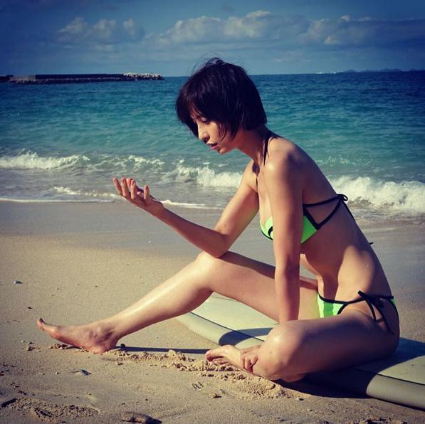 浜辺で戯れる篠田麻里子（出典：https://www.instagram.com/shinodamariko3）