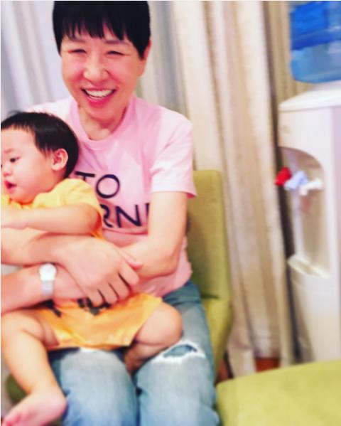 赤ちゃんをあやす和田アキ子（出典：https://www.instagram.com/yuabiru74）