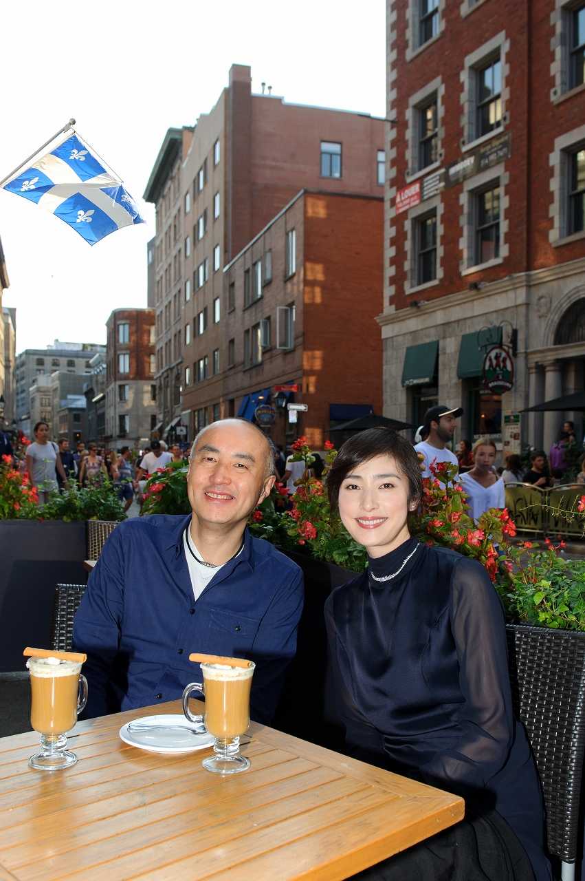 サンポール通りのカフェにて。天海祐希と遊川和彦氏（C）2017「恋妻家宮本」製作委員会