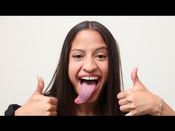 舌がそれは長い米20歳女性（出典：https://www.youtube.com）