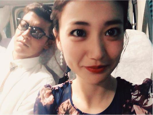 バス移動中の大島優子と駿河太郎（出典：https://www.instagram.com/yuk00shima）