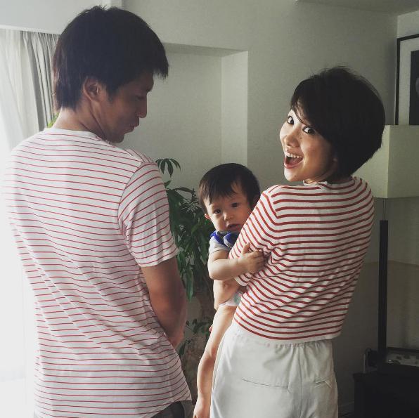 息子を抱っこする潮田玲子と夫（出典：https://www.instagram.com/reikoshiota）