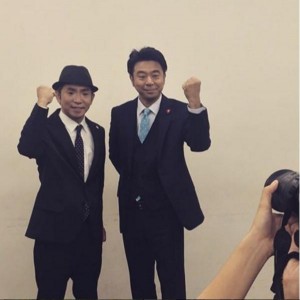 “無人島0円生活”の取材を受けるよゐこ（出典：https://www.instagram.com/hamaguchi_masaru）