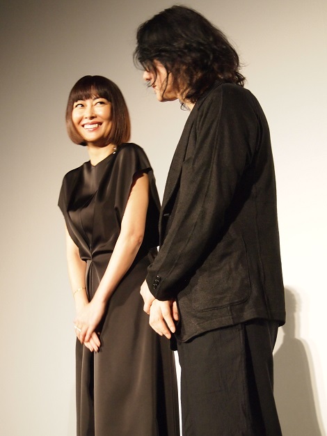 フォトセッションにて笑顔の中山美穂と岩井俊二監督