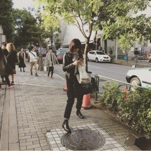 街角の板谷由夏：石田ゆり子撮影（出典：https://www.instagram.com/yuriyuri1003/）