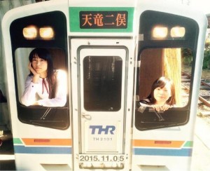 電車の看板で遊ぶ山本と佐藤（出典：https://www.instagram.com/mizuki_yamamoto_official）