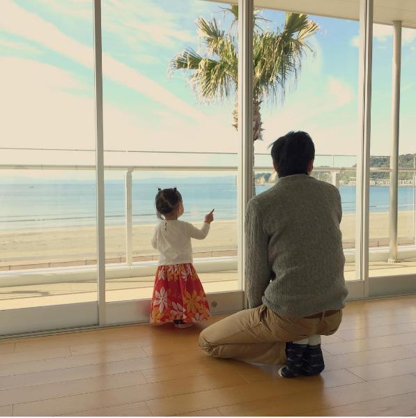フラダンス教室での娘に和むアンガ山根（出典：https://www.instagram.com/ungirls_yamane）