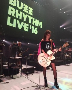 『バズリズム LIVE 2016』でギターを手にするマギー（出典：https://www.instagram.com/maggymoon）