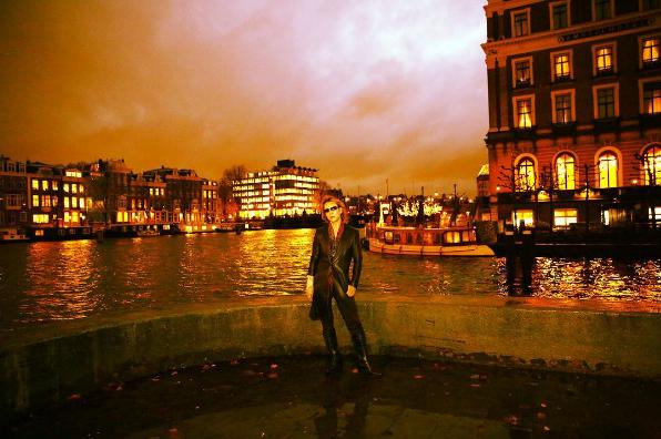 アムステルダムの夜景を背にするYOSHIKI（出典：https://www.instagram.com/yoshikiofficial）