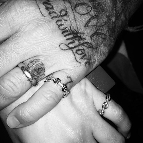 お揃いの指輪で手を重ねる父子（出典：https://www.instagram.com/brooklynbeckham）
