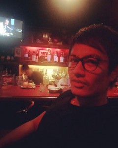 バーで酔う押尾学（出典：https://www.instagram.com/manabuoshio_official）