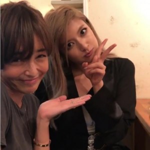 梨花、ローラとの年齢差に「娘ですっ」（出典：https://www.instagram.com/makikonikson）