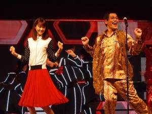 発表会で『PPAP』を踊る桐谷美玲とピコ太郎