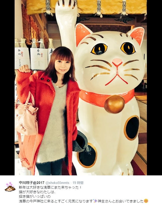 しょこたんと浅草・今戸神社の招き猫（出典：https://twitter.com/shoko55mmts）