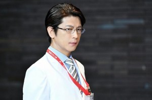 『A LIFE』で第一外科部長を演じる及川光博（出典：https://www.instagram.com/a_life_tbs）