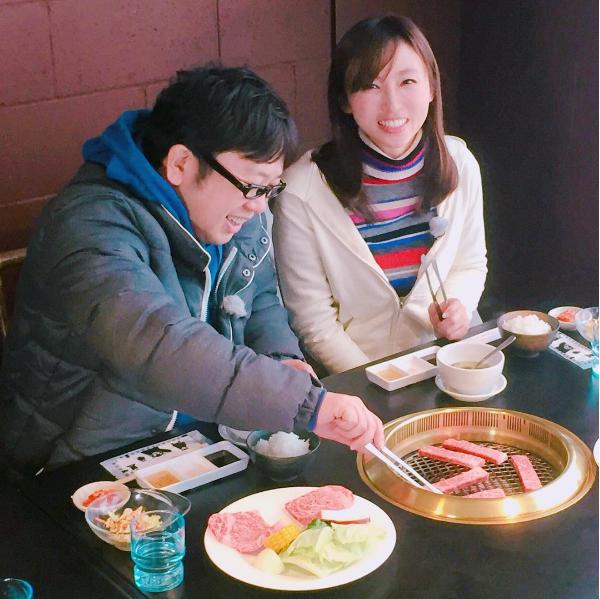 焼肉を食べる天野ひろゆきと吉木りさ（出典：https://www.instagram.com/risayoshiki0727）