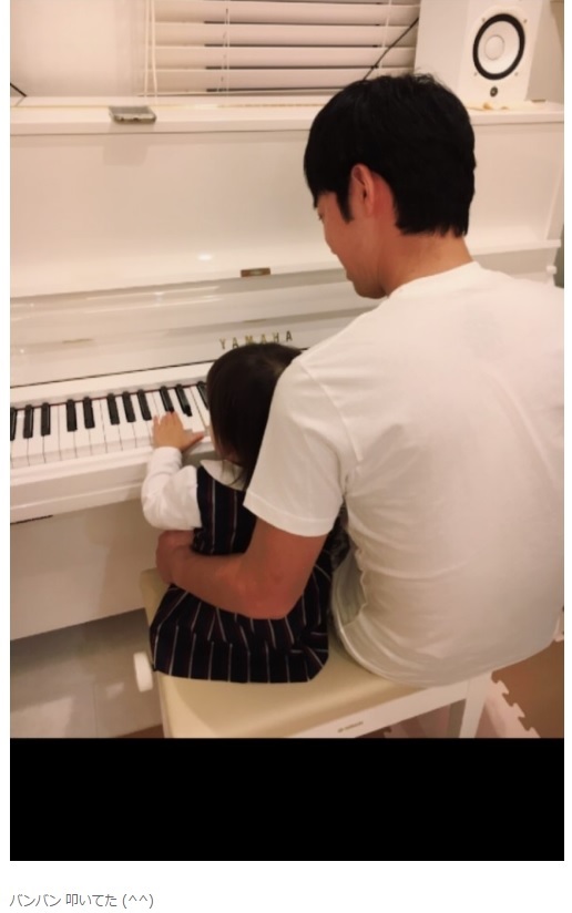 2歳の娘にピアノをプレゼントした東貴博（出典：http://lineblog.me/azumatakahiro）