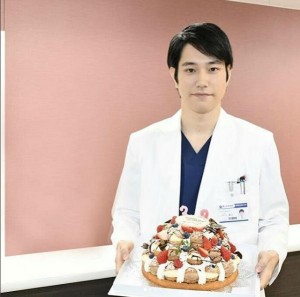 松山ケンイチ、病院ロケなので誕生日ケーキも“エアロウソク”（出典：https://www.instagram.com/a_life_tbs）