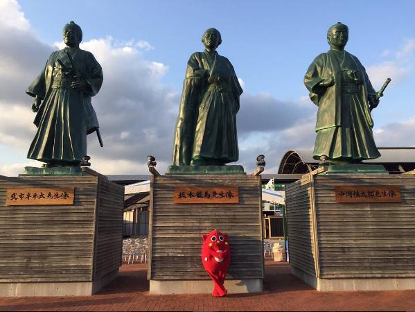 坂本龍馬像の前に立つにゃんごすたー（出典：https://www.instagram.com/nyangostar）