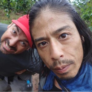 右が“部族アース”チームのワイルドなスタッフ（出典：https://www.instagram.com/chikyu_buzoku）