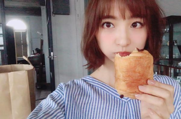 撮影の合間に朝食のパンを食べる篠田麻里子：2017年4月8日（出典：https://www.instagram.com/shinodamariko3）
