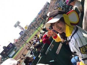 甲子園で阪神タイガースを応援する山本彩（出典：https://www.instagram.com/sayaka__714）