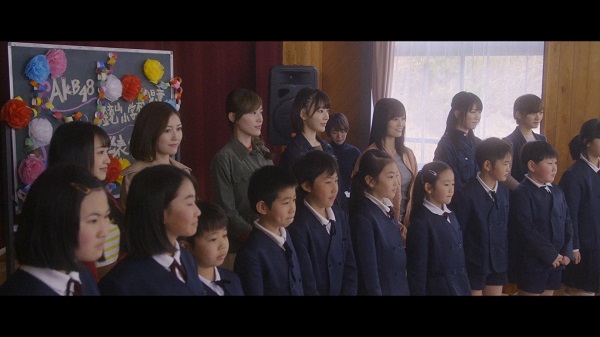 鏡山小児童たちと合唱するAKB48（C）AKS