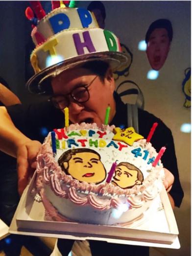 誕生日ケーキでお祝いされるタカ（出典：https://www.instagram.com/amikikuchi0905）