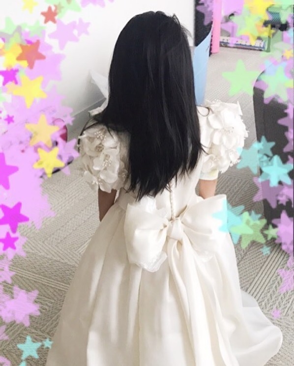 ロングドレスを着た麗禾ちゃん（画像は『市川海老蔵 2017年6月9日付Instagram「Reika received a dress from Katsura Yumi-sensei.」』のスクリーンショット）