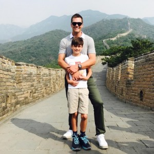長男ジャック君とトム・ブレイディ（画像は『Tom Brady 2017年6月18日付Instagram「Wǒ ài zhōngguó CN」』のスクリーンショット）
