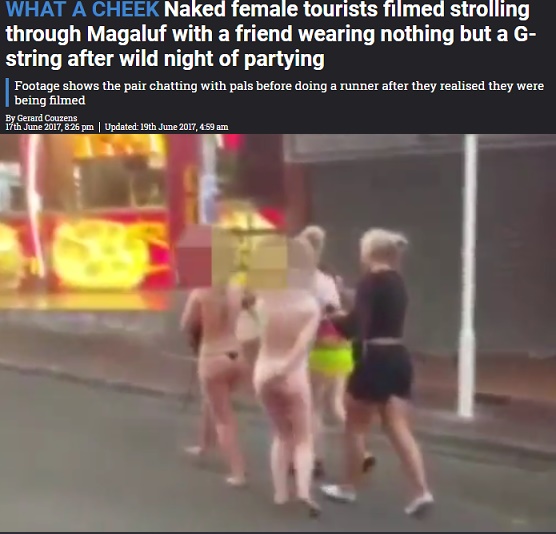 その後、逃走した女性2人組（画像は『The Sun　2017年6月19日付「WHAT A CHEEK Naked female tourists filmed strolling through Magaluf with a friend wearing nothing but a G-string after wild night of partying」（SOLARPIX）』のスクリーンショット）