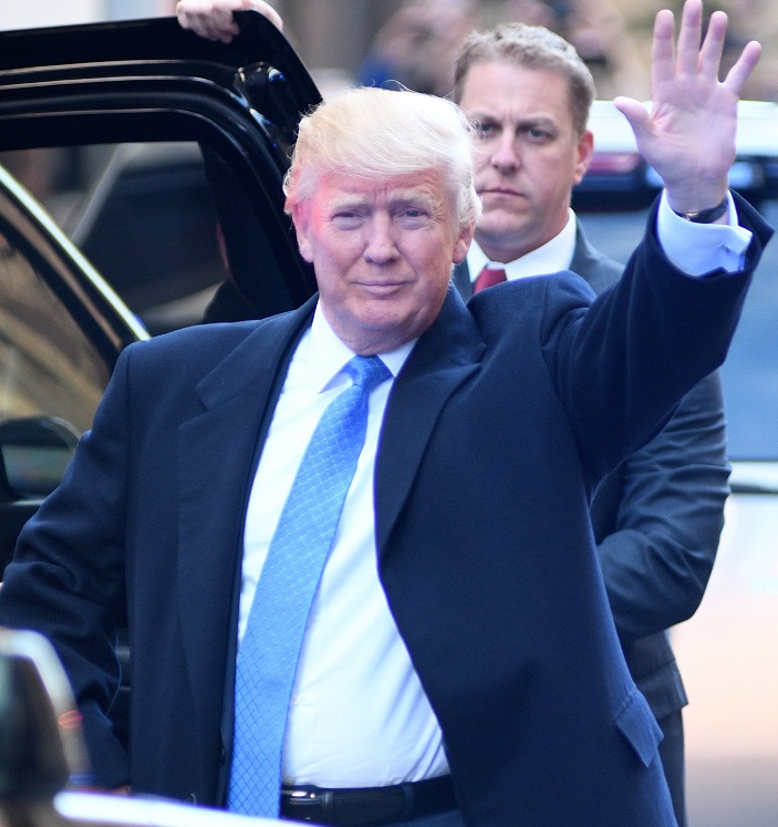 トランプ大統領の青いネクタイは「誠実、信頼、爽やか」のイメージ操作？