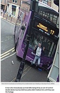 追突されたサイモンさん（画像は『Metro　2017年6月28日付「Man hit by double-decker bus says police didn’t believe him until they saw CCTV」（Picture: SWNS）』のスクリーンショット）