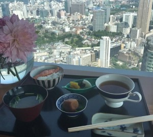 ミランダの朝食！（画像は『Miranda 2017年7月10日付Instagram「Good morning Tokyo」』のスクリーンショット）