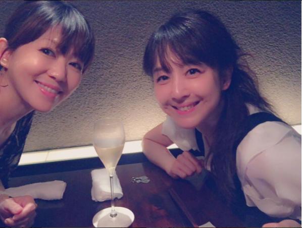 渡瀬マキと相田翔子（画像は『Maki Watase　2017年7月23日付Instagram「翔子ちゃんと1杯だけということでリハスタジオの近くで。」』のスクリーンショット）