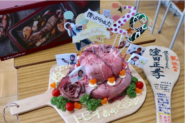 窪田正孝にプレゼントされた“大しゃもじ”や“肉ケーキ”（画像は『【火9ドラマ『僕たちがやりました』公式】　2017年8月6日付Instagram「0806　Happy Birthday　Masataka Kubota」』のスクリーンショット）