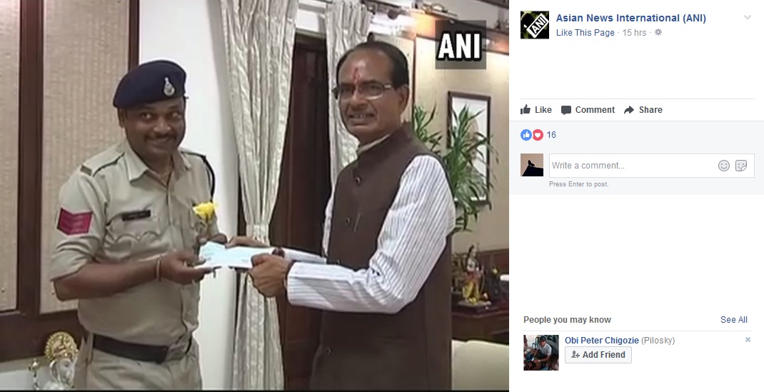 州首相から報酬を授与されたパテル巡査長（画像は『Asian News International（ANI）　2017年8月28日付Facebook「Bhopal: MP CM Shivraj Chouhan rewarded Head Constable Abhishek Patel with Rs.50,000.」』のスクリーンショット）